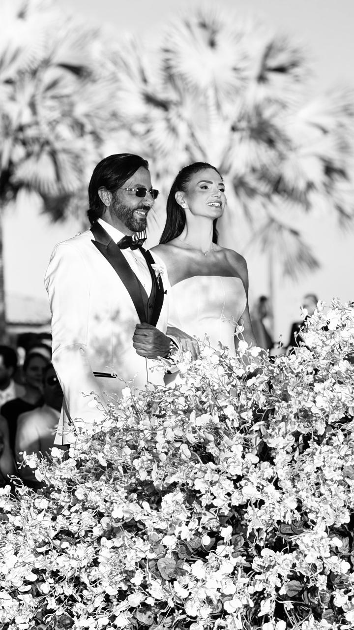 Casal entre flores brancas no altar, em preto e branco