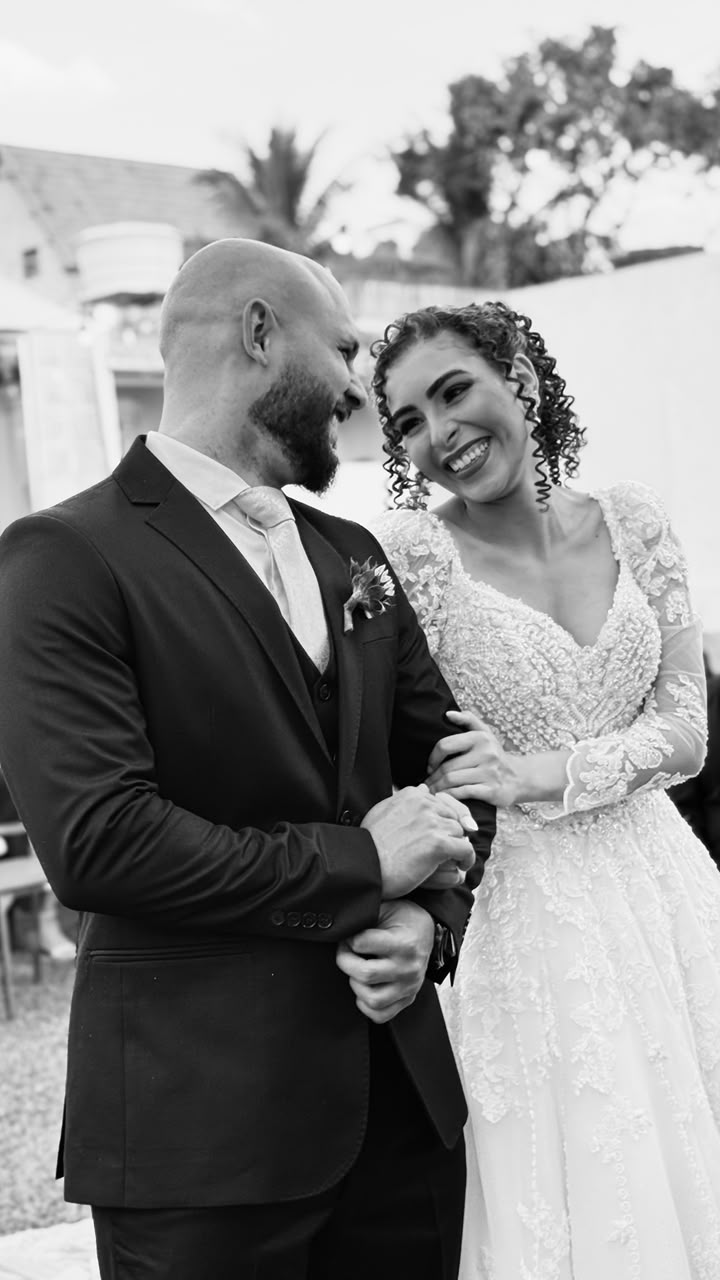 Casal sorrindo de braços dados